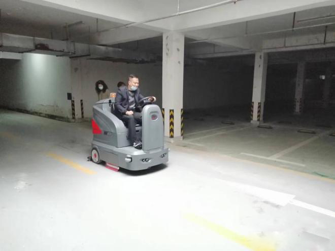 大庆小区物业保洁不用人力改用驾驶式洗地机了